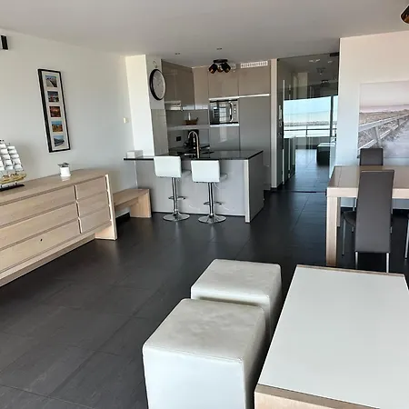 Appartement Panoramic View On Beach, Ships, Sea - Place To Be